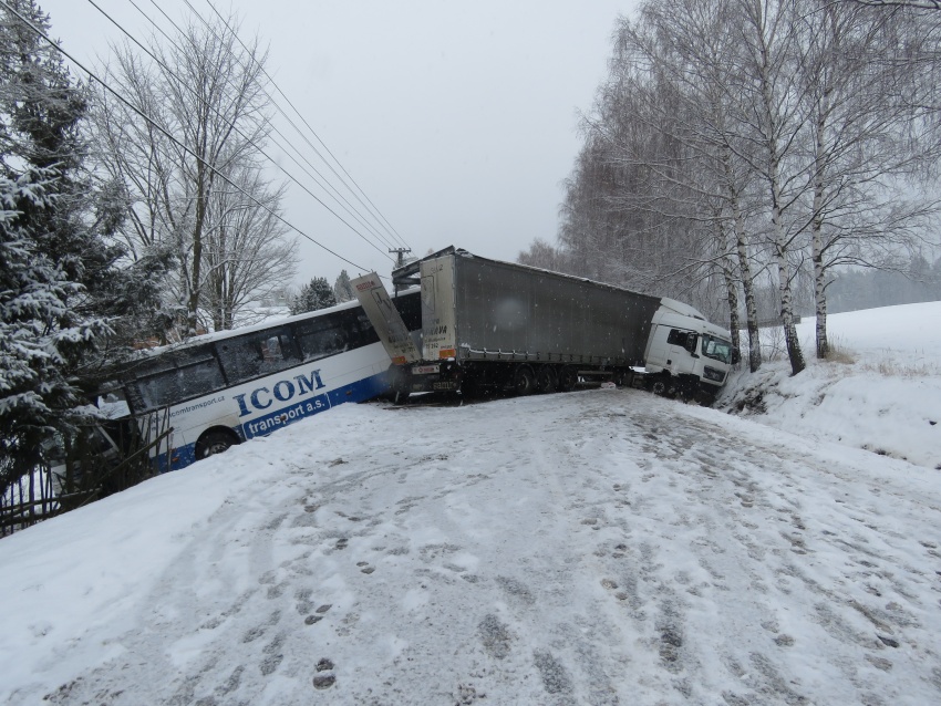 nehoda pravikov snih autobus kamion PCR